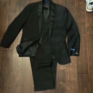 GINO VITALE SLIM FIT SOLID BLACK ONE BUTTON TUXEDO SUIT WITH SATIN SHAWL LAPELS